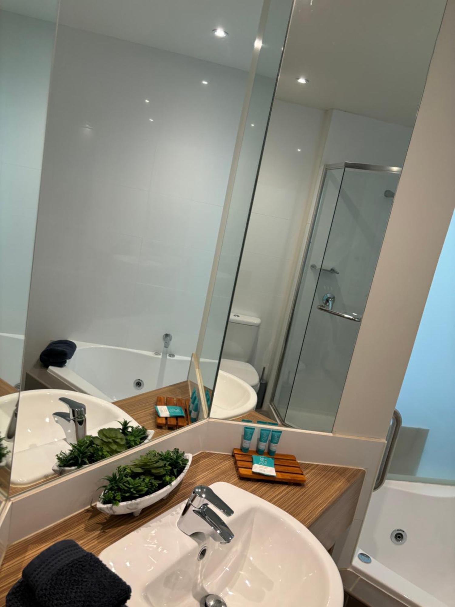 Waterfront@Waves Apartment Cowes Bagian luar foto
